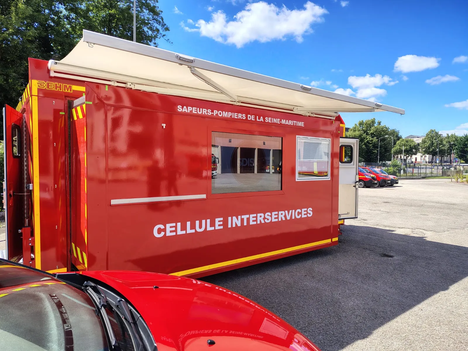 Cellule interservices mobile BEHM du SDIS 76, auvent déployé