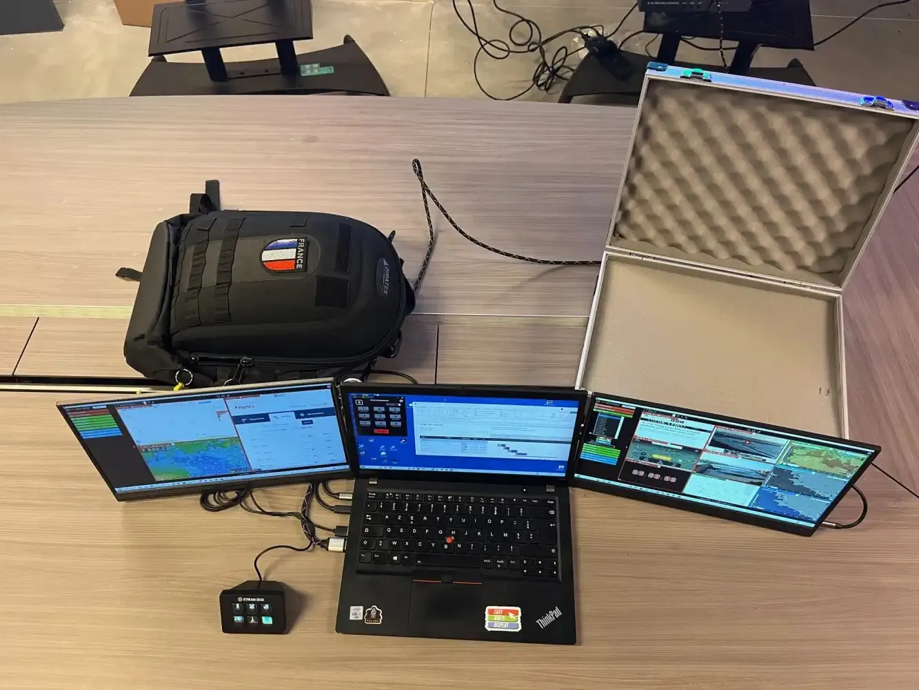 Maletín de mando Easy Multi Display: mochila Dimatex, ordenador portátil, triple pantalla que muestra mapas, radar aéreo y cámaras, y un Stream Deck