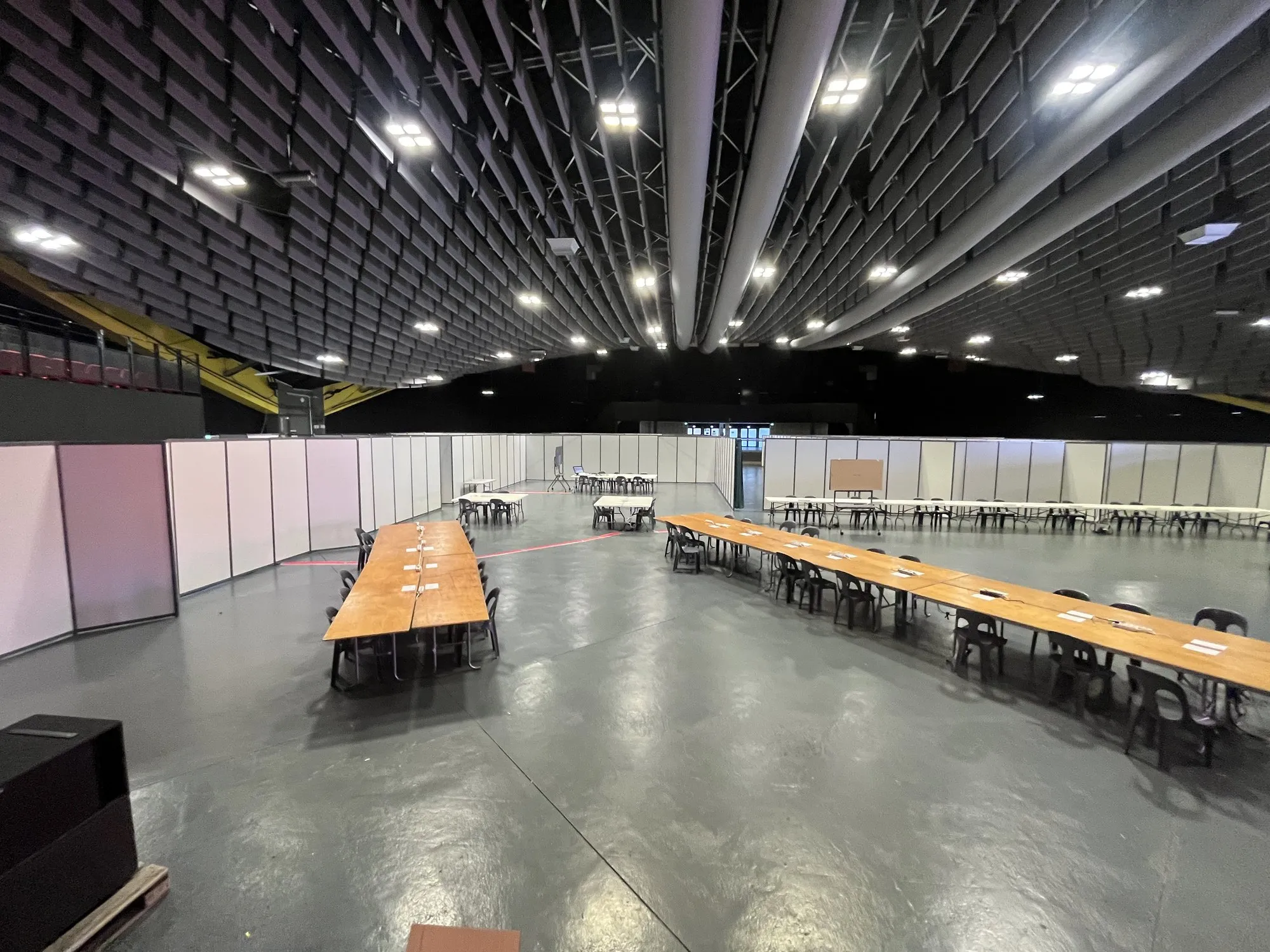 La halle le premier jour : les tables des services installées, avant le montage des murs