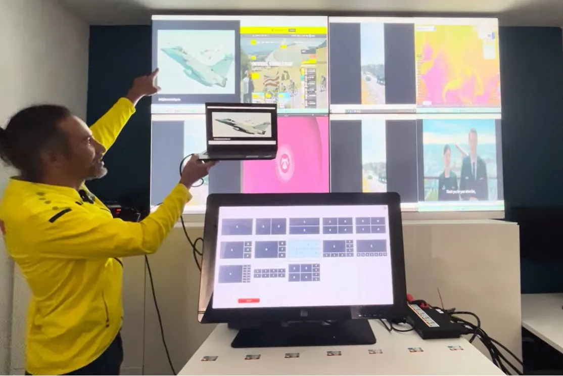 Otto sorgenti visualizzate su un muro di quattro schermi, pilotate dallo schermo touch posato davanti al muro