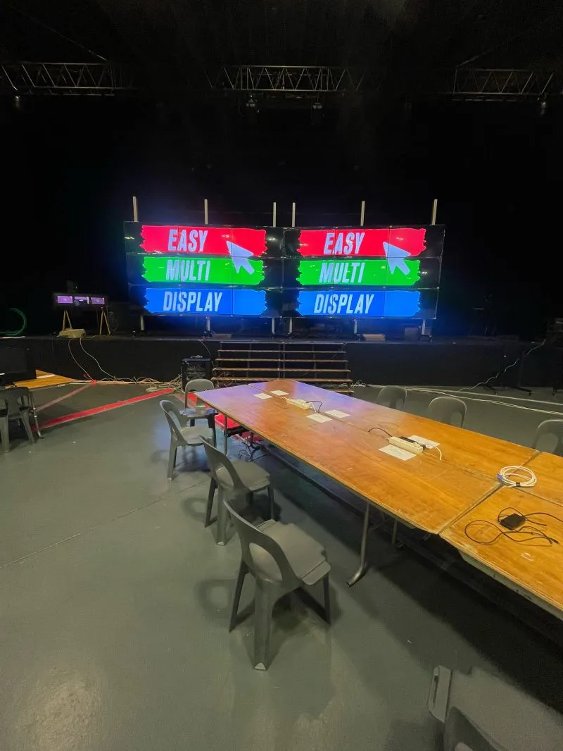 I due muri video da 9 schermi della sala di controllo di Lourdes 2026, pilotati da Easy Multi Display
