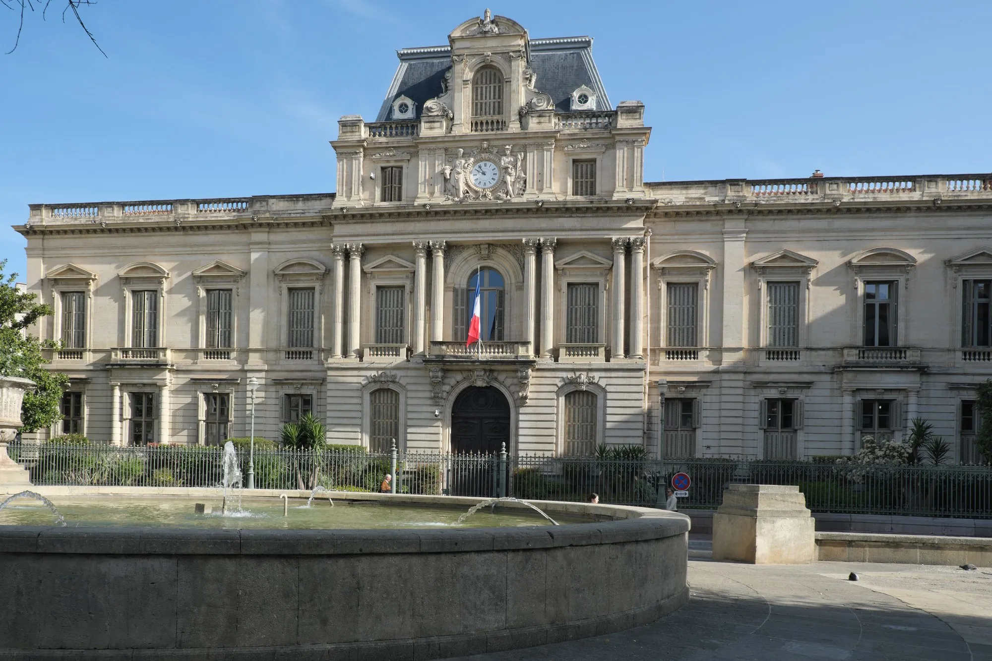 La façade de la préfecture de l'Hérault à Montpellier, avec sa fontaine