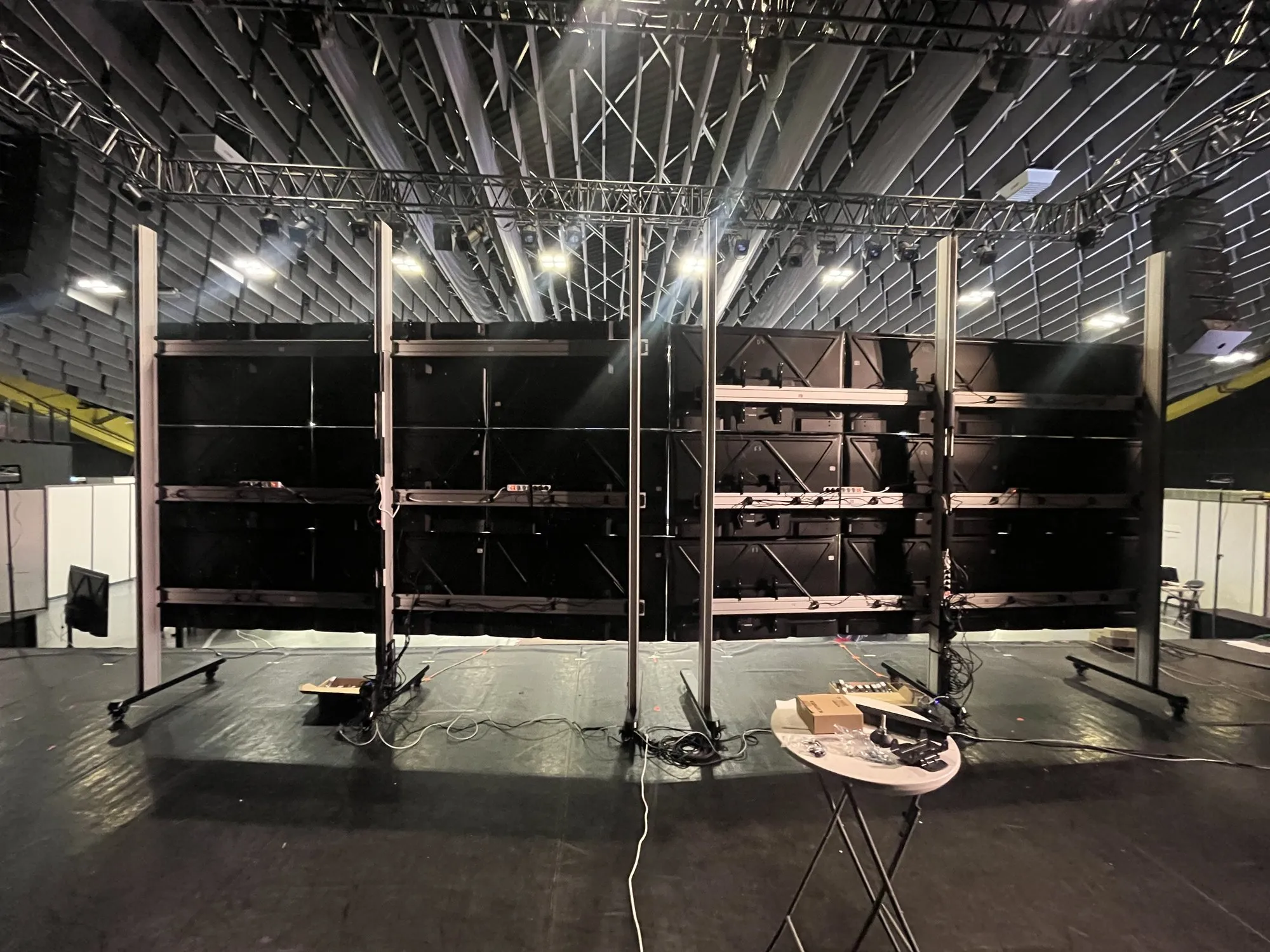 Arrière des deux murs d'images : les structures en aluminium et leurs supports, écrans posés