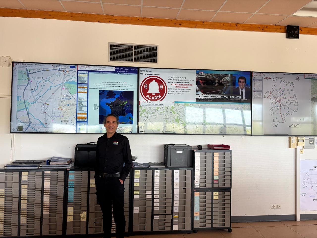 Modulo di istruzioni operative visualizzato sul muro video di una centrale operativa dei vigili del fuoco