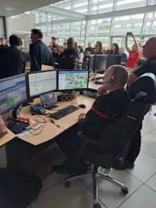 Postazione operatore del SDIS 29 davanti al videowall di rilevamento incendi