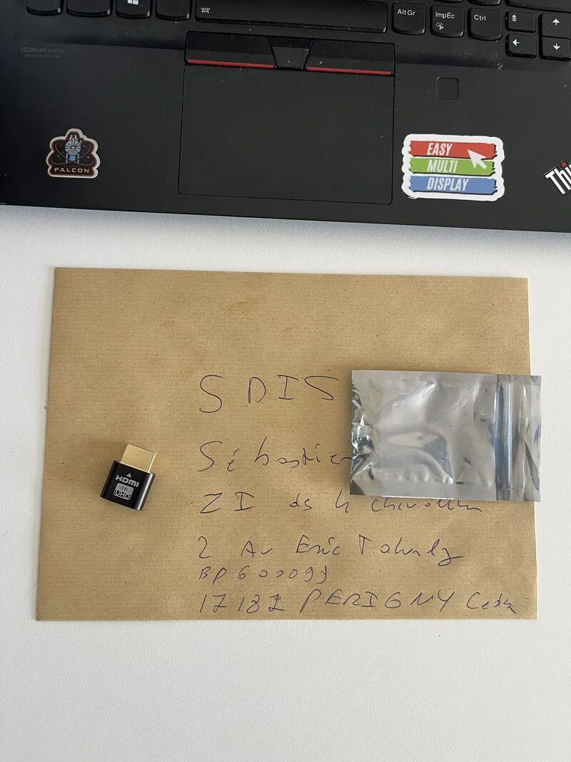Een kraftenvelop geadresseerd aan de SDIS 17, met daarop een 4K HDMI dummy plug, voor een laptop met het logo van Easy Multi Display