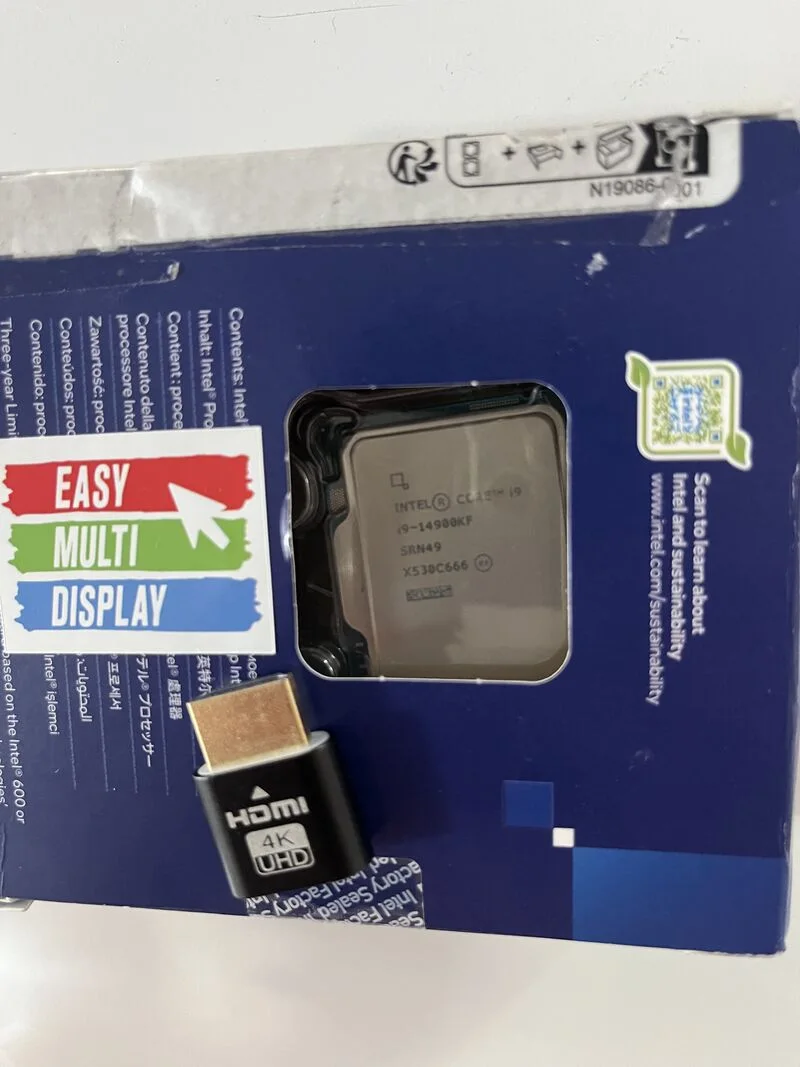 L'HDMI dummy plug 4K appoggiato sulla scatola di un processore Intel Core i9-14900KF, con l'adesivo Easy Multi Display