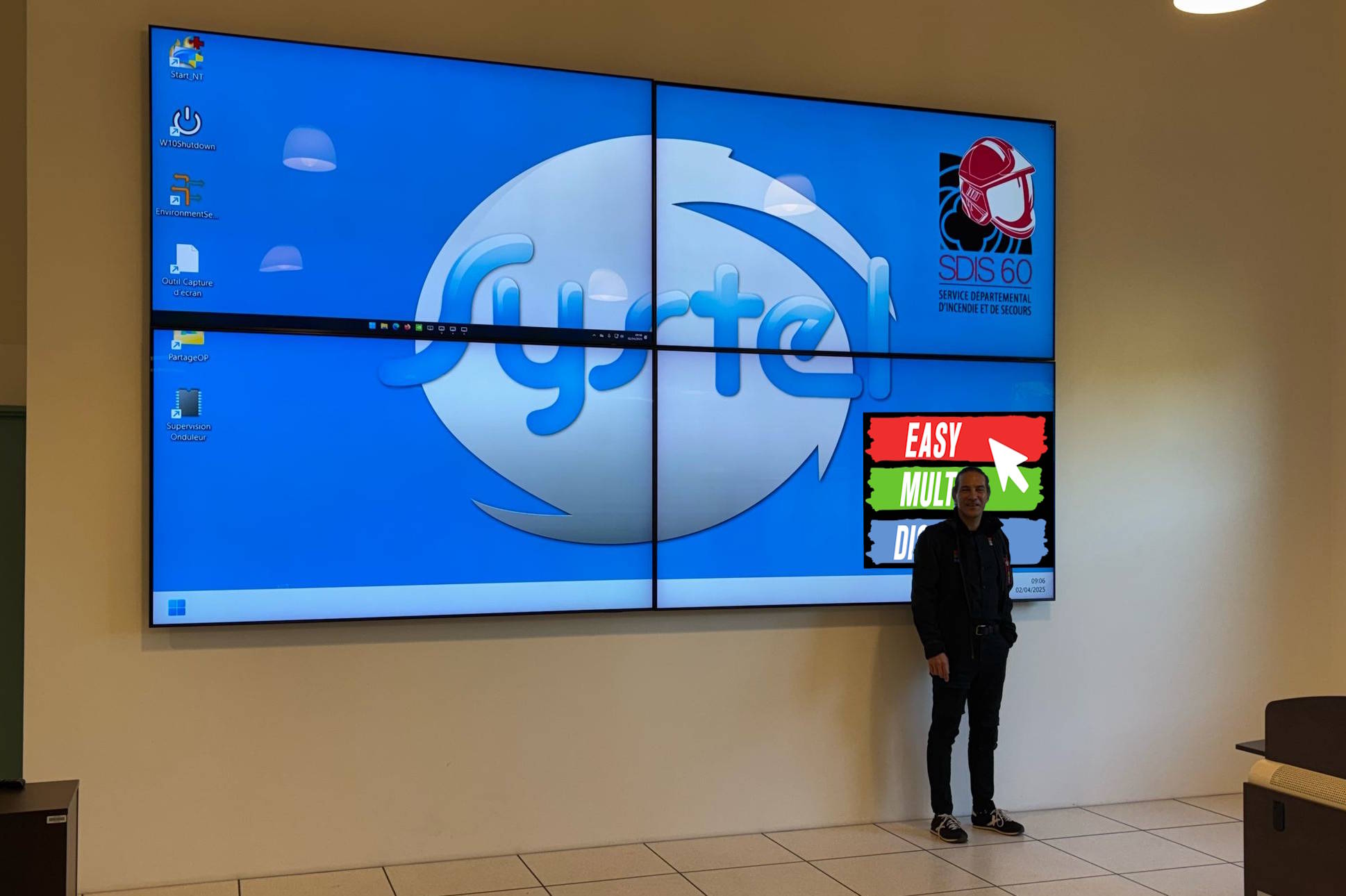 Commandozaal uitgerust met een videowall van vier schermen van 98 inch aangestuurd door de Franse software Easy Multi Display