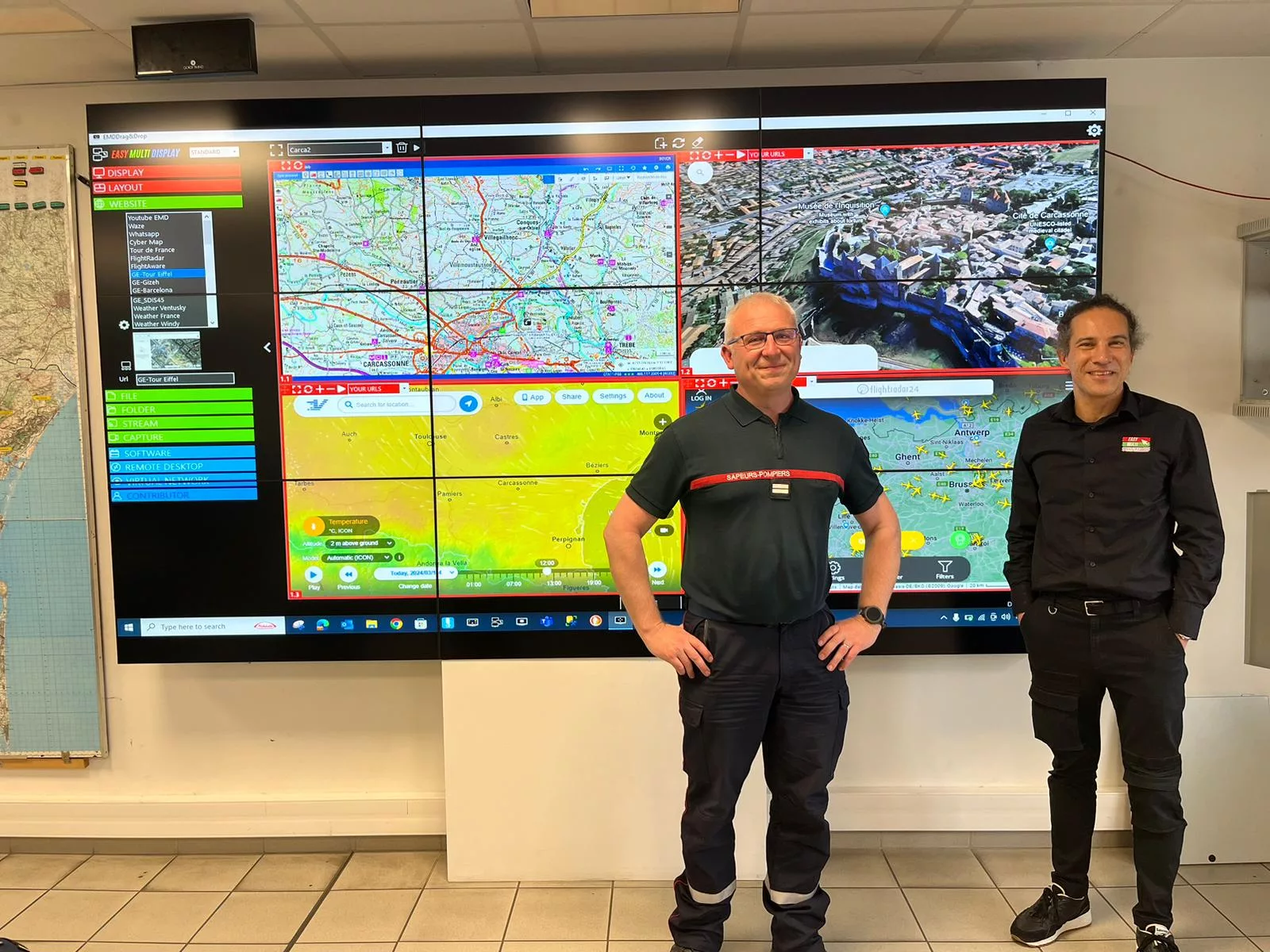 Het hoofd van de meldkamer van Carcassonne tevreden met zijn videowand voor de commandokamer van SDIS 11