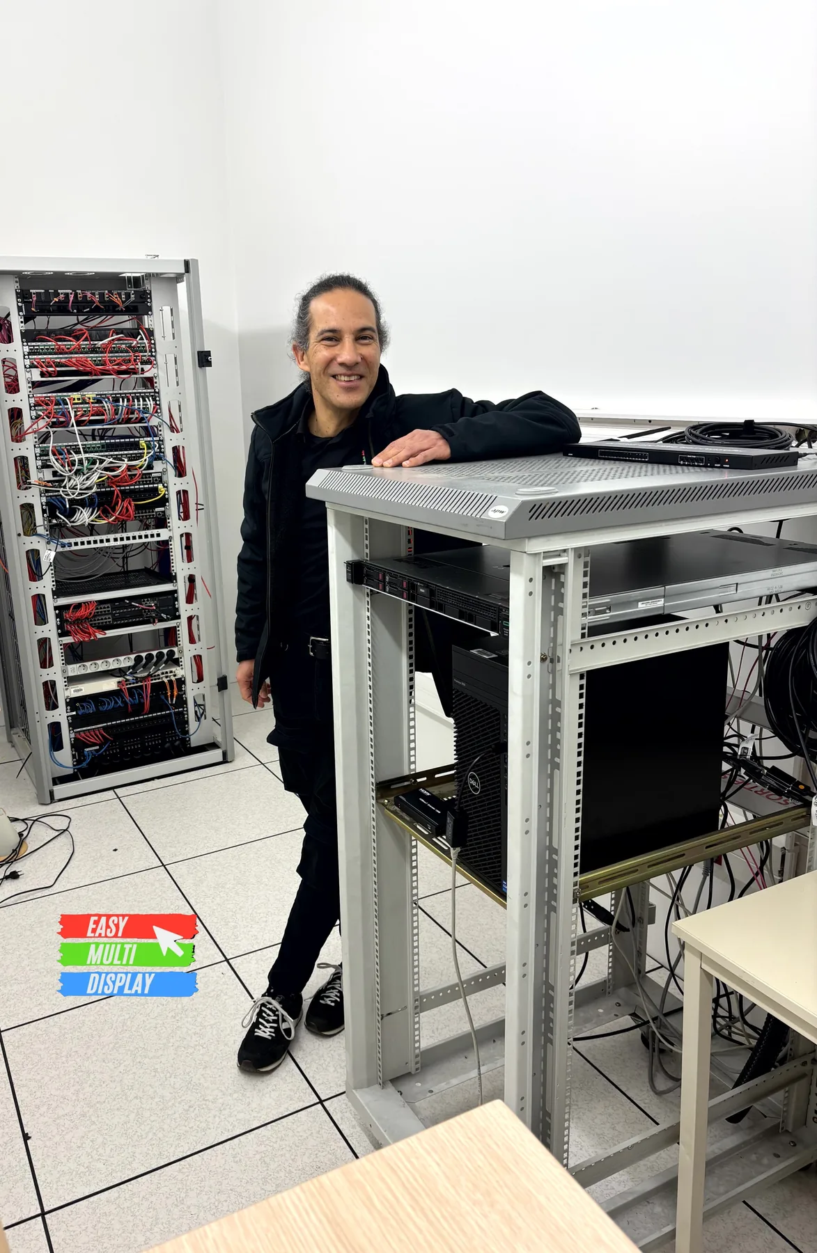 Patrice voor een serverrack: de videowall-servers gaan op de werkbank van Easy Multi Display