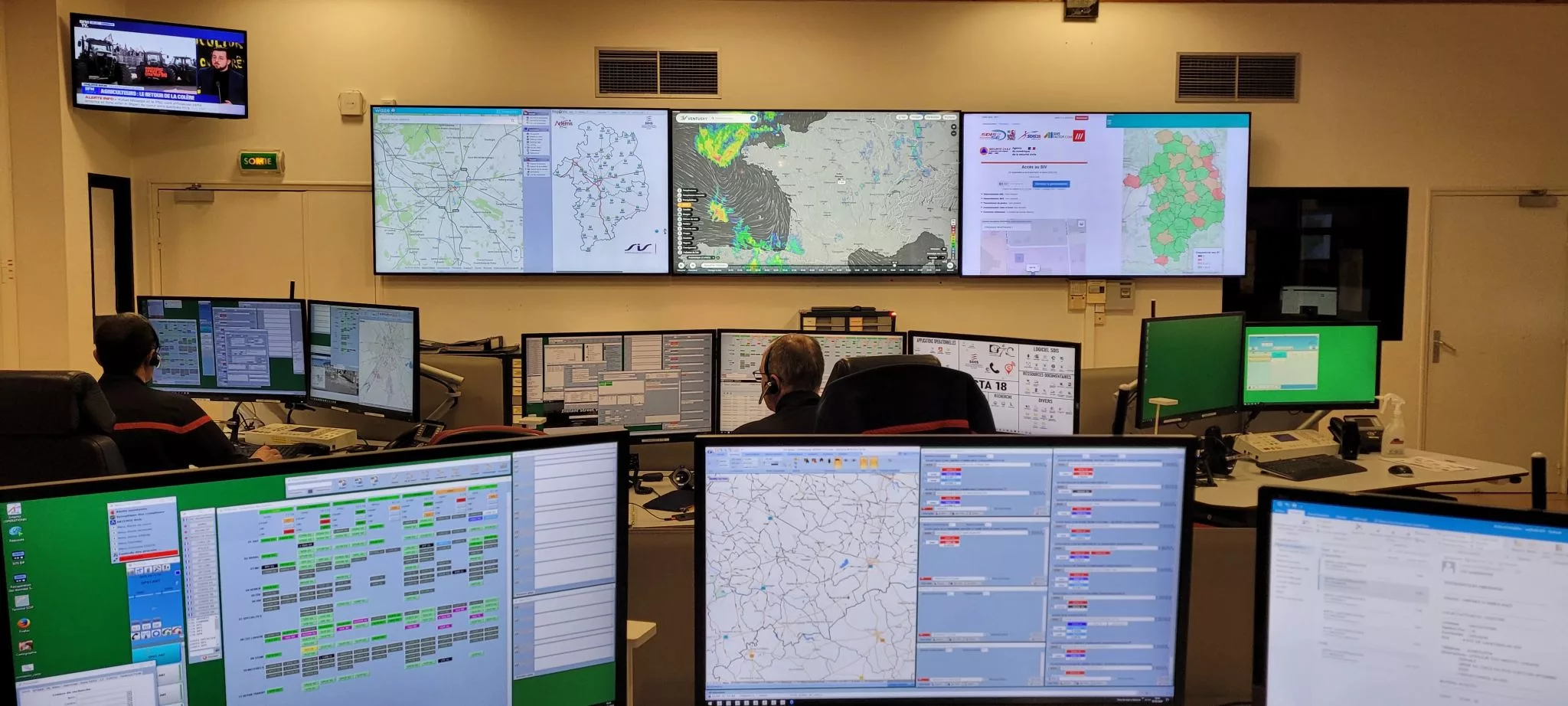 Brandweeroperator voor de videowall van de commandokamer van de brandweer van het departement Cher