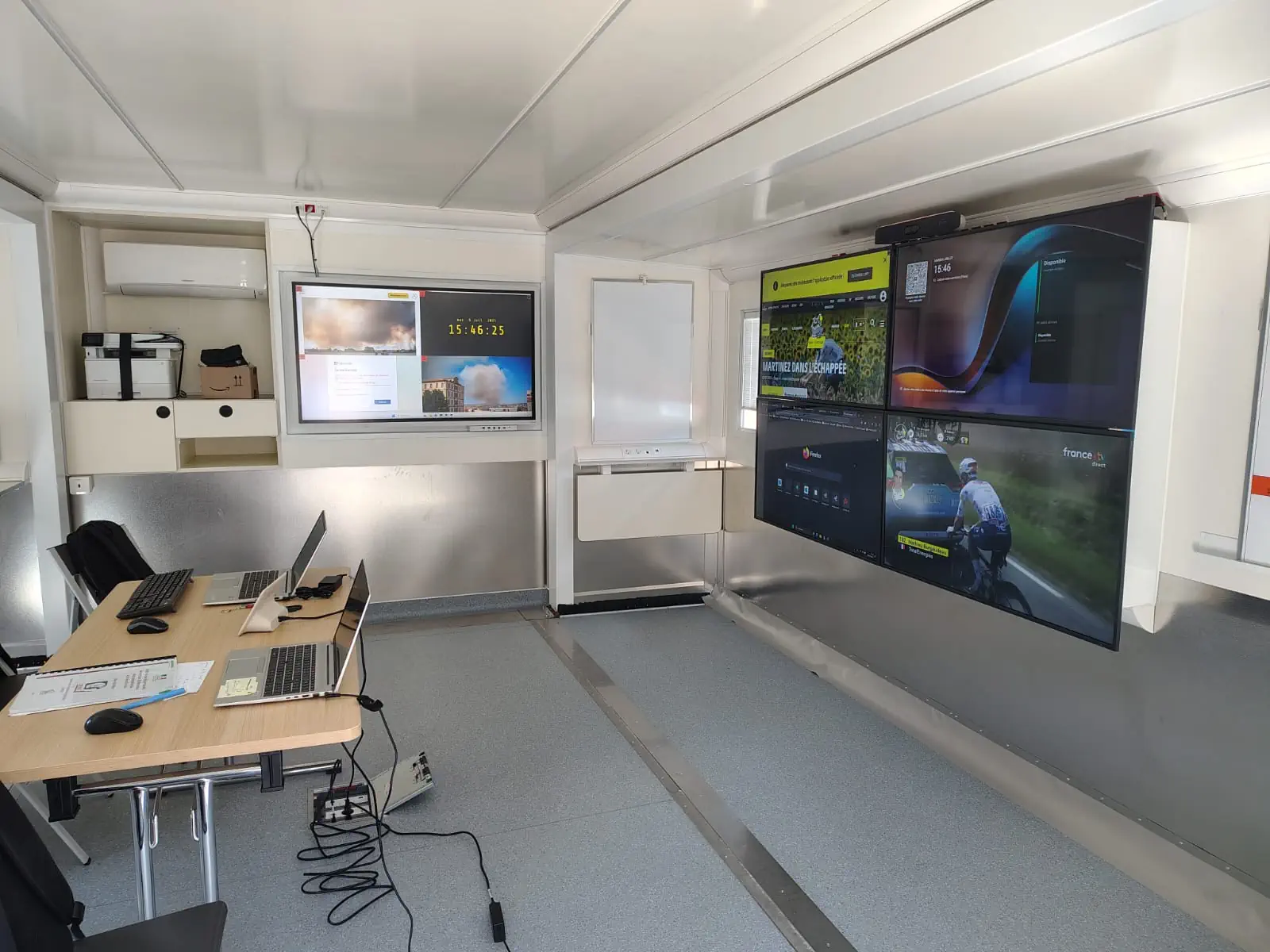 Intérieur de l'unité mobile BEHM du SDIS 76 avec mur d'images Samsung piloté par Easy Multi Display